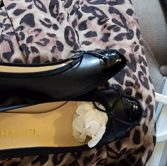CHANEL LAMBSKIN PATENT CAPTOE PUMPS HEELS CLASSIC 6.5 37 - Picture 6 of 16